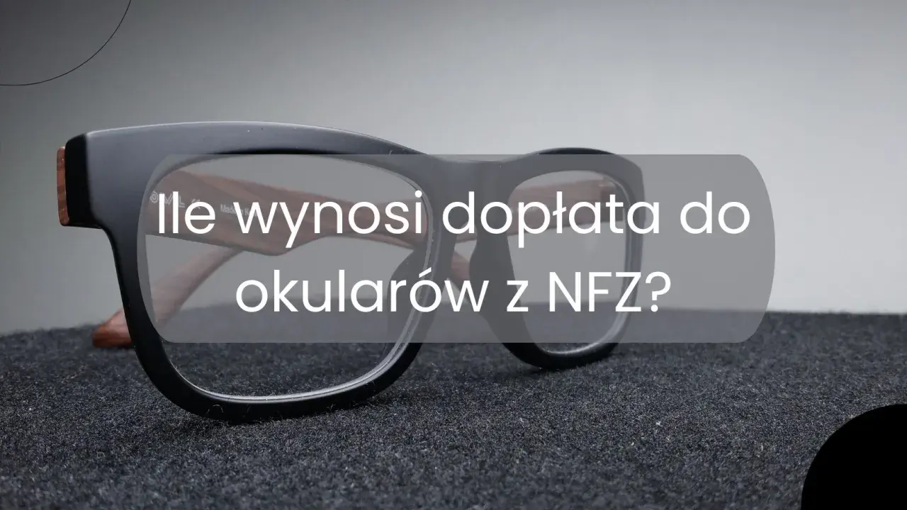 Eleganckie okulary z drewnianymi zausznikami, na których widnieje pytanie: "Ile wynosi dopłata do okularów z NFZ?".