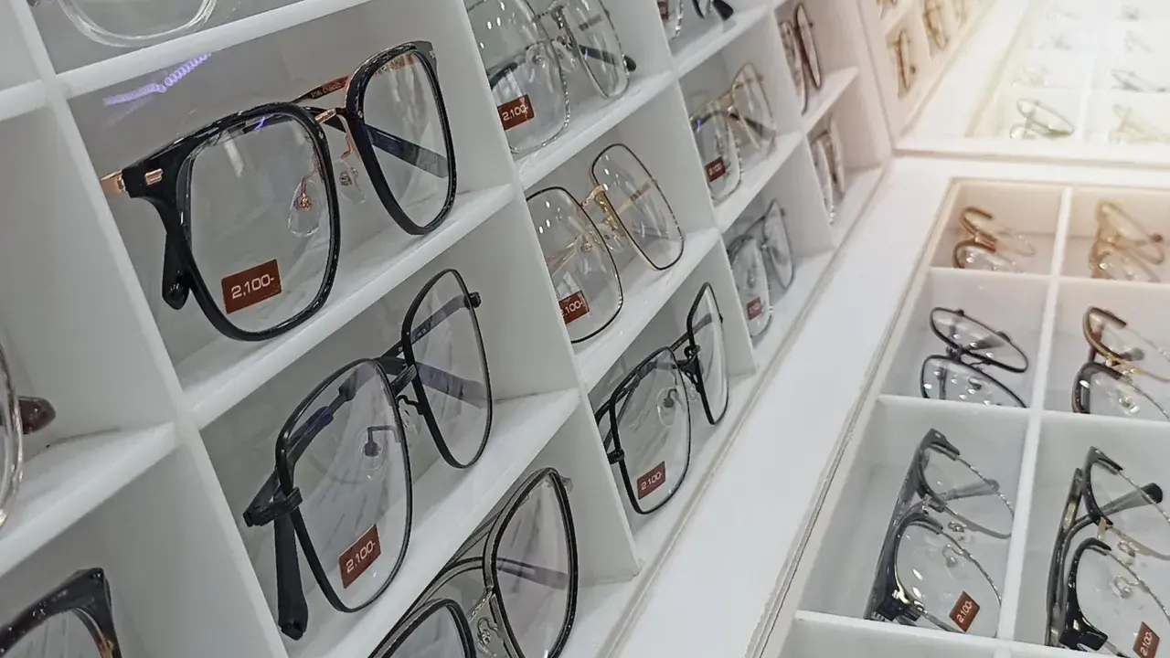 Eleganckie okulary w różnych stylach, niektóre z ceną 2,100. To najdroższe szkła do okularów, które można znaleźć w tym sklepie.