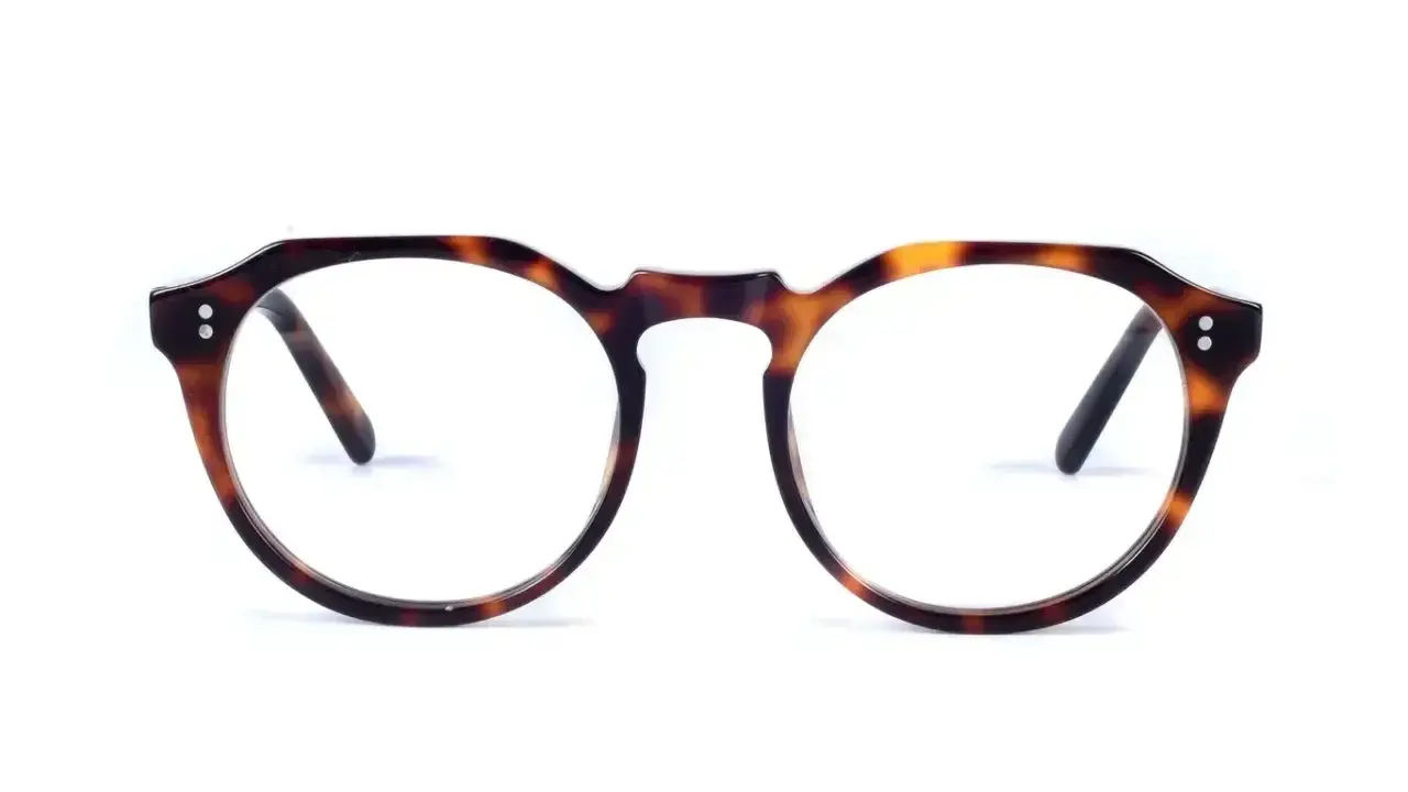 Okulary w stylu retro z brązową oprawką w cętki, przypominającą szylkret.
