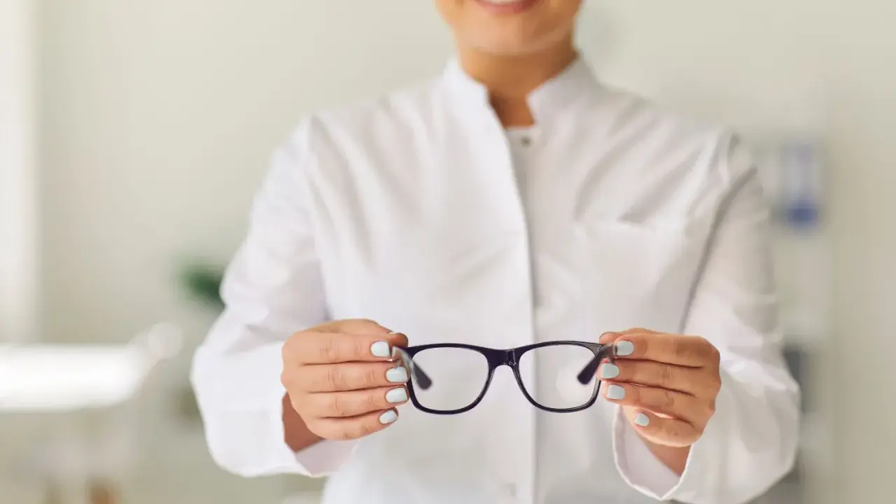 Okulista prezentuje okulary z powłoką oleofobową, które chronią przed odciskami palców i ułatwiają czyszczenie.