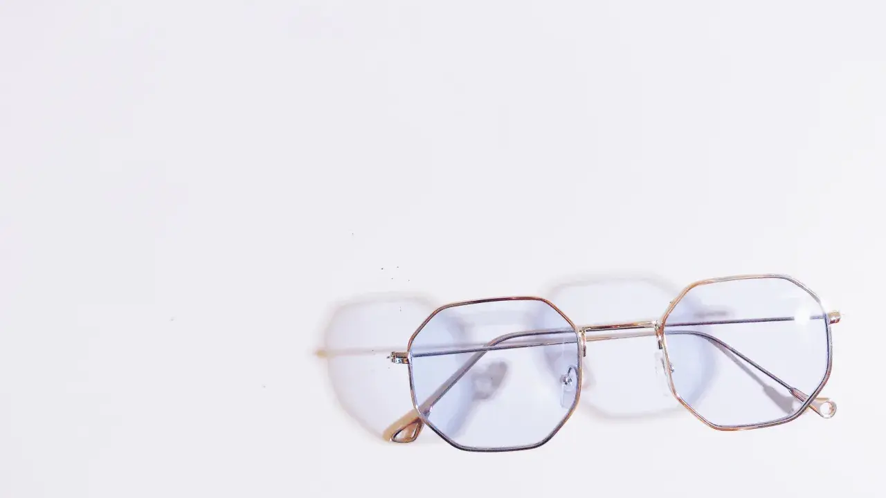 Eleganckie okulary sześciokątne z niebieskimi soczewkami, idealne dla osób ceniących styl i oryginalność.