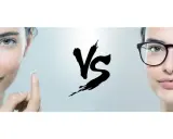 Dwie kobiety, jedna z soczewką kontaktową, druga w okularach, z symbolem VS pośrodku.