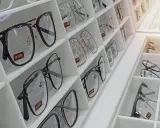 Eleganckie okulary w różnych stylach, niektóre z ceną 2,100. To najdroższe szkła do okularów, które można znaleźć w tym sklepie.