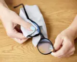Delikatne czyszczenie okularów miękką ściereczką to klucz do ich długowieczności. Dowiedz się, jak dbać o okulary, by służyły Ci latami.