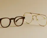 Dwa modele okularów: jeden w stylu retro, w ciemnej oprawce, drugi – złoty, pilotki. Wybór: okulary z noskami czy bez?