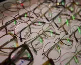 Stare okulary, które już nie są potrzebne, można oddać do punktów zbiórki. Wiele salonów optycznych przyjmuje używane okulary, by pomóc potrzebującym.