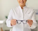 Okulista prezentuje okulary z powłoką oleofobową, które chronią przed odciskami palców i ułatwiają czyszczenie.