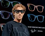 Mark Zuckerberg prezentuje okulary Ray-Ban Meta, pokazując, że sensaya co to za marka, która oferuje inteligentne okulary.