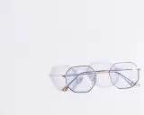 Eleganckie okulary sześciokątne z niebieskimi soczewkami, idealne dla osób ceniących styl i oryginalność.
