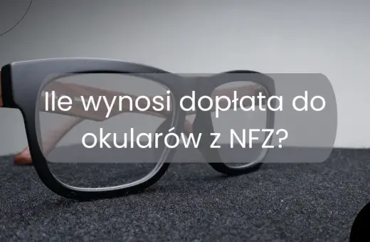 Eleganckie okulary z drewnianymi zausznikami, na których widnieje pytanie: "Ile wynosi dopłata do okularów z NFZ?".