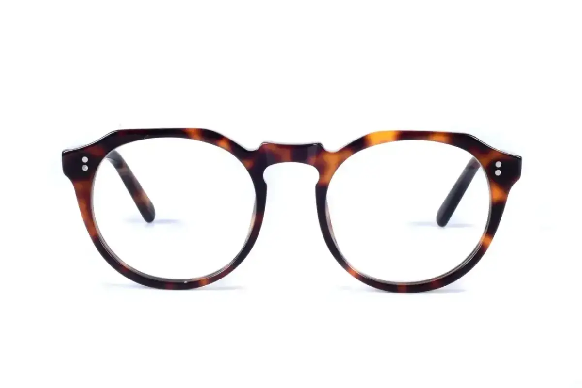 Okulary w stylu retro z brązową oprawką w cętki, przypominającą szylkret.