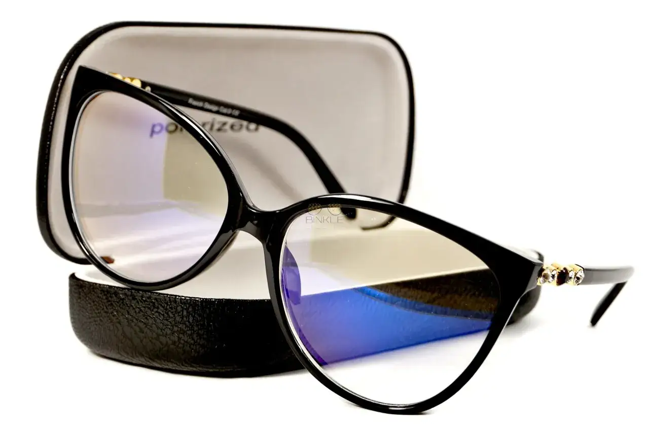 Eleganckie czarne okulary do komputera z ozdobnymi cyrkoniami i etui. Idealne, by chronić oczy przed niebieskim światłem.