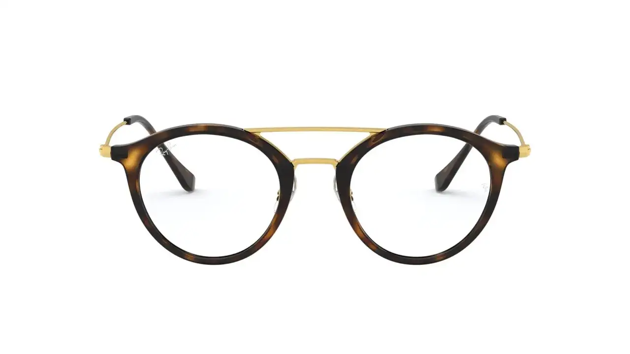 Eleganckie szylkretowe okulary z metalowym mostkiem. Co to znaczy? To styl, który nigdy nie wychodzi z mody, dodając klasy każdej stylizacji.
