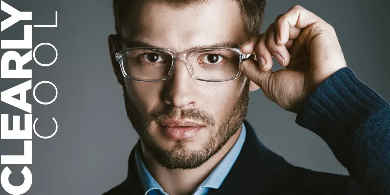 Mężczyzna w przezroczystych oprawkach, z tekstem