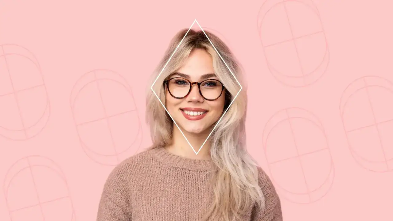 Uśmiechnięta blondynka w okularach, której twarz diamentowa jest obrysowana białym rombem. Tło w pastelowym kolorze z geometrycznymi kształtami.