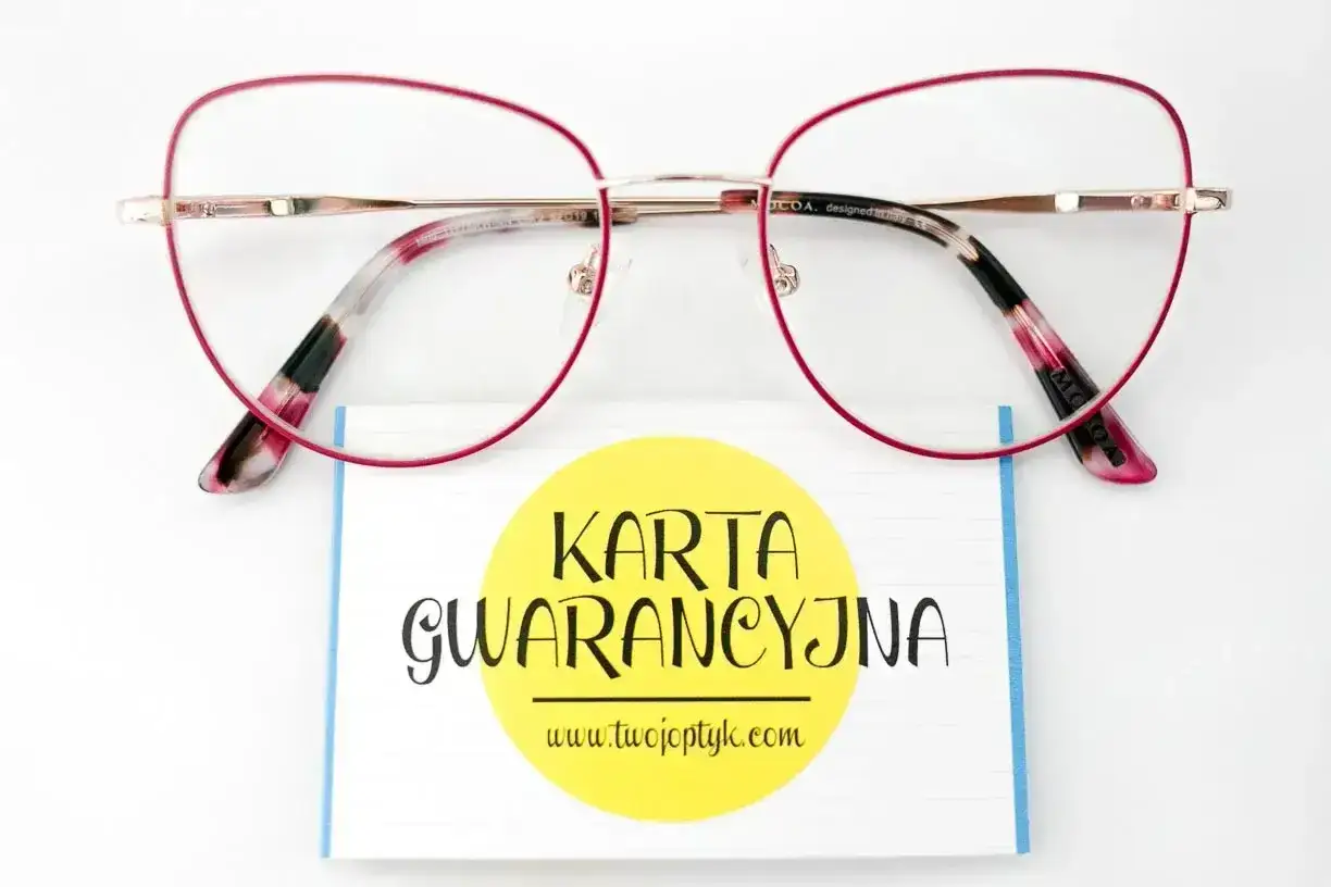 Eleganckie okulary z czerwoną oprawką i wzorzystymi zausznikami. Karta gwarancyjna na okulary wyjaśnia, co obejmuje.