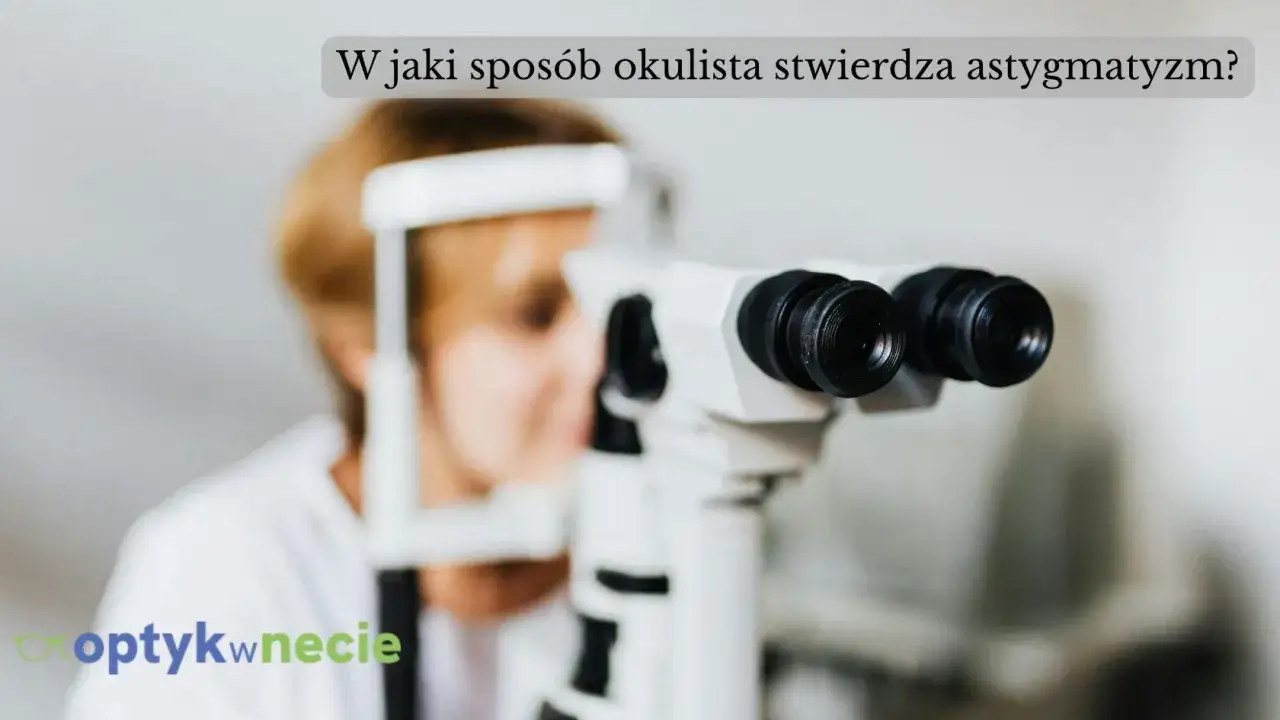 Okulista bada wzrok pacjenta, by stwierdzić astygmatyzm. Czasem objawy neurologiczne mogą wskazywać na ten problem.